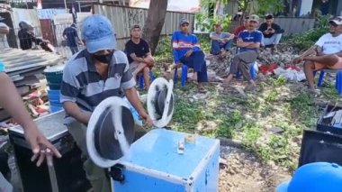 Editoryal görüntüler, Endonezya, 20 Ağustos 2022, Doğu Jakarta 'lı adam selüloit filmi, analog film, katman tancap için hazırlanın.