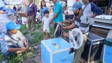 Editoryal görüntüler, Endonezya, 20 Ağustos 2022, Doğu Jakarta 'lı adam selüloit filmi, analog film, katman tancap için hazırlanın.