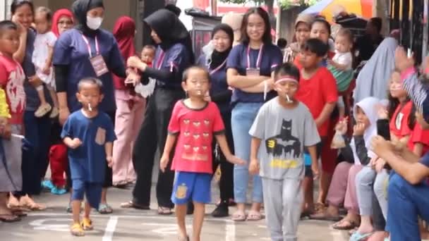 编辑镜头 印度尼西亚 2022年8月17日 东日惹的一个有趣的游戏在Kemerdekaan的Hut 将大理石带到Spoon — 图库视频影像