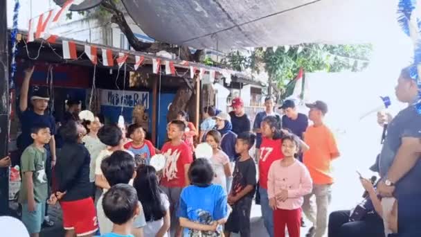 编辑视频 印度尼西亚 2022年8月17日 东日惹 在Kemerdekaan的Hut 吃挂着的对虾饼干有趣的游戏 — 图库视频影像