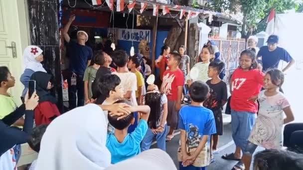 2022年8月17日インドネシア東ジャカルタの楽しい試合ケメデカンの小屋里でエビのクラッカーを食べ — ストック動画