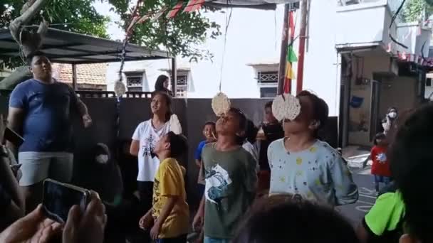 编辑视频 印度尼西亚 2022年8月17日 东日惹 在Kemerdekaan的Hut 吃挂着的对虾饼干有趣的游戏 — 图库视频影像
