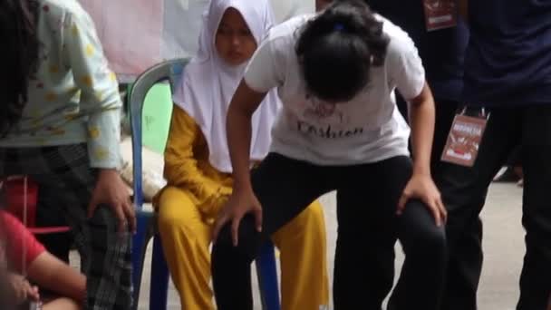 编辑视频 印度尼西亚文 2022年8月17日 东雅加达的一个有趣的游戏在小屋里 卡梅德卡 孩子们插入钉子到瓶子里 — 图库视频影像