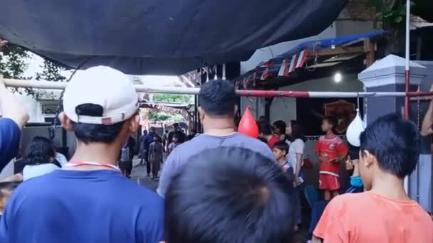 编辑视频 印度尼西亚 2022年8月17日 东雅加达 有趣的游戏在小屋里 卡梅德卡 用水刺气球里面 — 图库视频影像
