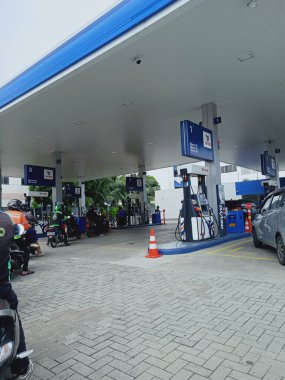 Güney jakarta, Endonezya, editör fotoğrafı, 29 Eylül 2022, motosiklet kuyruğu, online ulaşım, gojek ve Vivo benzin istasyonu, benzin istasyonu dahil.
