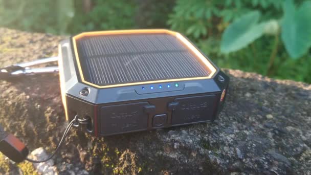 Process För Laddning Bilder Power Bank Från Direkt Sol — Stockvideo