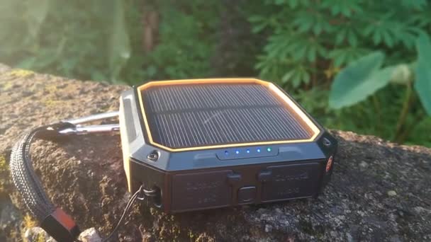 Process För Laddning Bilder Power Bank Från Direkt Sol — Stockvideo