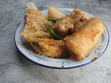 Üst Manzara Gorengan, kızarmış muz, sireng, tahu ya da tofu, tempe, Endonezya 'dan sokak yemekleri