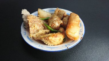 Üst Manzara Gorengan, kızarmış muz, sireng, tahu ya da tofu, tempe, Endonezya 'dan sokak yemekleri