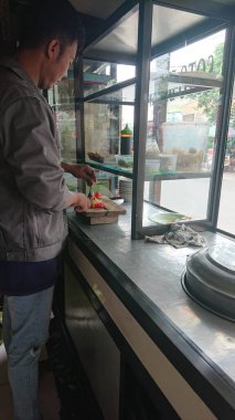 Endonezya, doğu jakarta, 11 Ekim 2022, müşteri, domates, tavuk, patates, et doğrama tahtasının elinden almaya hazırlanan adam.