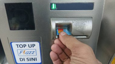 Editör fotoğrafı, Endonezya, Doğu jakarta, 10 Ekim 2022, ATM 'deki mali işlemler sırasında el işi.