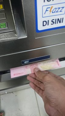 Editör fotoğrafı, Endonezya, Doğu jakarta, 10 Ekim 2022, ATM 'deki mali işlemler sırasında el işi.