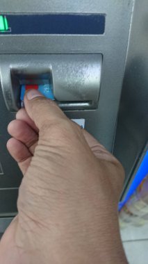 Editör fotoğrafı, Endonezya, Doğu jakarta, 10 Ekim 2022, ATM 'deki mali işlemler sırasında el işi.
