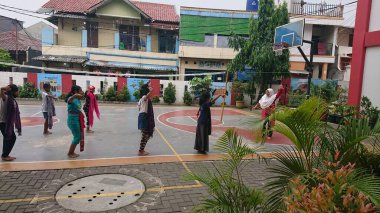 fotoğraf editörü, 11 Ekim 2022, jakarta, Endonezya, ilkokul öğrencisi, Endonezya öğrenimi, geleneksel betawi dansı