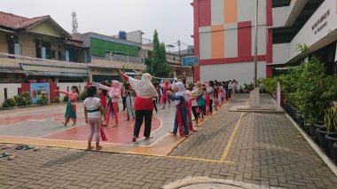 fotoğraf editörü, 11 Ekim 2022, jakarta, Endonezya, ilkokul öğrencisi, Endonezya öğrenimi, geleneksel betawi dansı