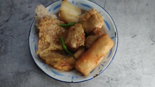 片段来自印度尼西亚的Gorengan Fried Banana Cireng Tahu Tofu Tempe Street Food Indone — 图库视频影像