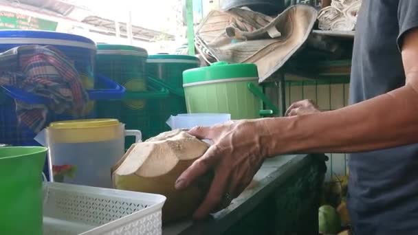 Indonésia Leste Jacarta Outubro 2022 Homem Preparando Coco Para Levar — Vídeo de Stock
