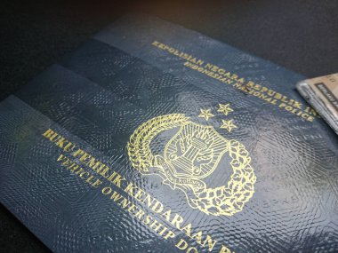 Üst görünüm, stnk veya araç ruhsat sertifikası ve bpkb motorlu araç sahibi geçirmez kitap 