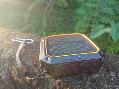 Fotoğraf şarj işlemi Power Bank güneş hücresi veya doğrudan sabah güneşinden gelen panel