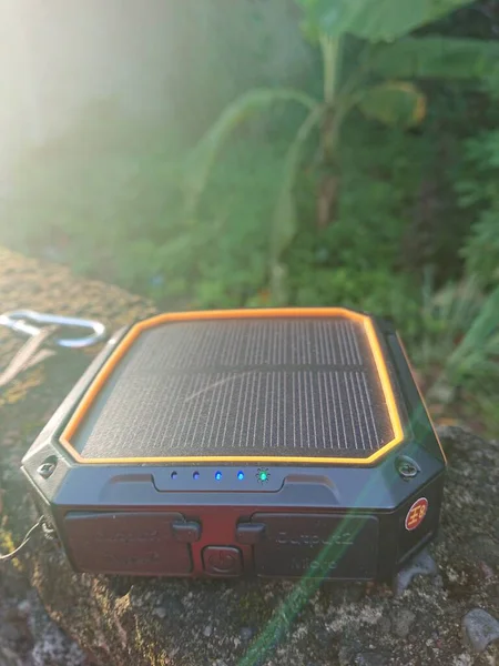 太阳能电池或太阳能电池板的直接晨光照射 — 图库照片#