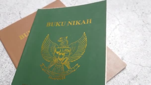Fotografering Ledare Jakarta Oktober 2022 Två Buku Nikah Indonesiska Äktenskapsintyg — Stockvideo