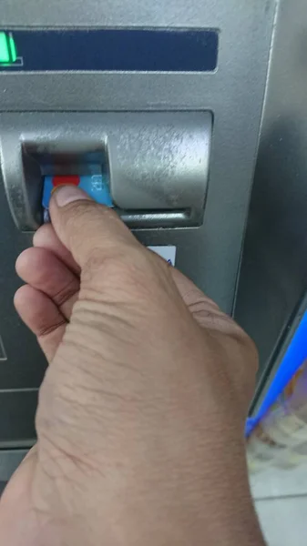 Close Man Hand Maken Bij Financiële Transactie Bij Atm — Stockfoto