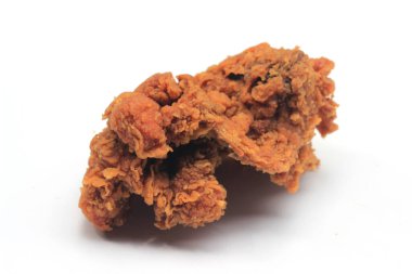 Kızarmış tavuk, göğüs kısmı, beyaz arka planda yumuşak gölge.