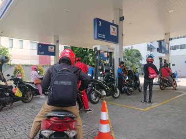 Komik bir an, güney jakarta, Endonezya, editör fotoğrafı, 17 Ekim 2022, motosiklet kuyruğu, online ulaşım, gojek and get at vivo gas, pertamina mürettebat benzin istasyonu
