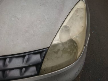 Gri araba gövdesini tırmala