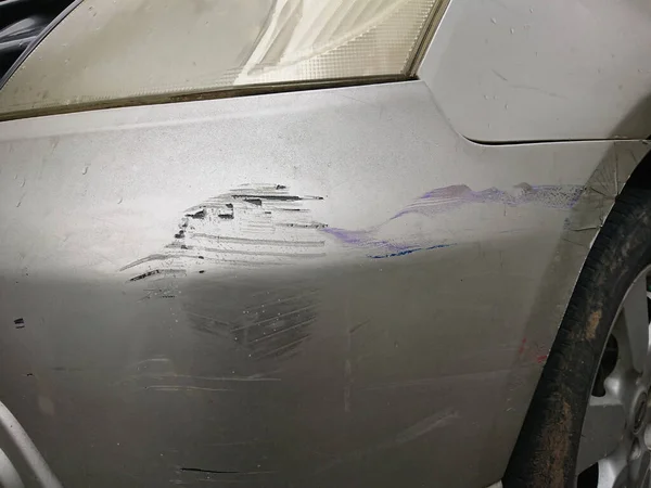 Gri araba gövdesini tırmala