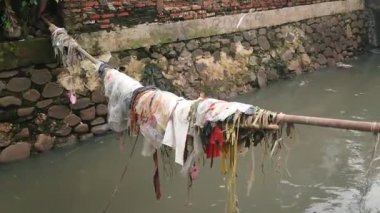 21 Ekim 2022, Endonezya 'nın küçük bir nehri olan Doğu Jakarta' da çöp bulundu. 