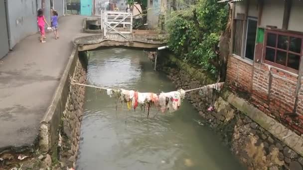2022年10月21日 垃圾滞留在印度尼西亚雅加达东部的小河中 — 图库视频影像