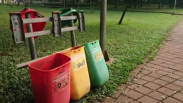 视频社论 2022年10月22日 雅加达 印度尼西亚 在公共公园丢弃破碎的垃圾桶 没有人看到 — 图库视频影像
