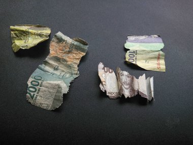 Kırık, yırtık, Endonezya kağıt parası. İflas etmek ya da finansal kayıplar için uygun, beyaz arka planda.