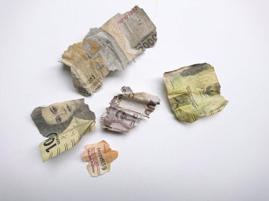 Kırık, yırtık, Endonezya kağıt parası. İflas veya mali işlemler ve yolsuzlukla ilgili kayıplar için uygun.