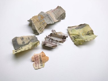 Kırık, yırtık, Endonezya kağıt parası. İflas veya mali işlemler ve yolsuzlukla ilgili kayıplar için uygun.