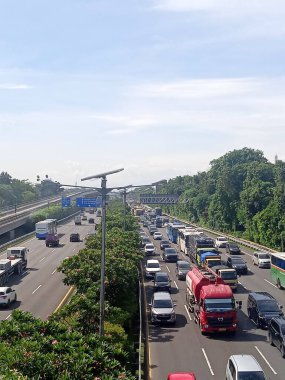 jakarta Endonezya, 24 Ekim 2022, üst manzara, trafik durumu, pürüzsüz bir araç geçiyor, üst manzara, sabahları.