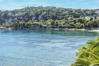 Saint Jean Cap Ferrat 'taki tropikal renkli suyla güzel Fosses Sahili' nin hava manzarası.