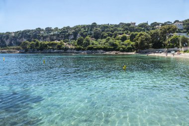 Saint Jean Cap Ferrat 'taki tropikal renkli suyla güzel Fosses Sahili' nin hava manzarası.