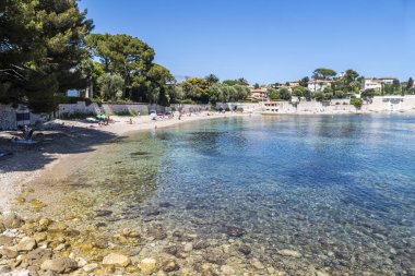 Saint Jean Cap Ferrat 'taki güzel Fosses Plajı. Tropik renkli suyla.