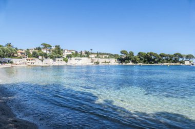 Saint Jean Cap Ferrat 'taki güzel Fosses Plajı. Tropik renkli suyla.