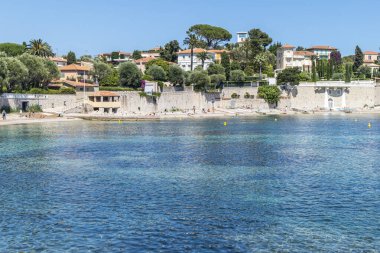Saint Jean Cap Ferrat 'taki güzel Fosses Plajı. Tropik renkli suyla.