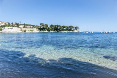 Saint Jean Cap Ferrat 'taki güzel Fosses Plajı. Tropik renkli suyla.