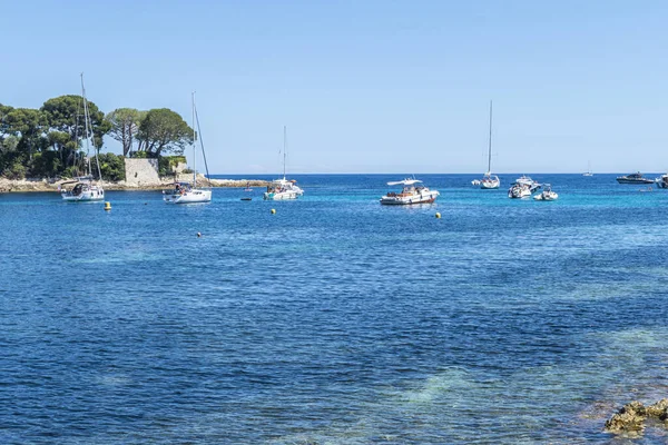 Saint Jean Cap Ferrat 'taki güzel Fosses Plajı. Tropik renkli suyla.