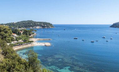 Güzel plajların ve Villefranche-sur-Mer 'in muhteşem denizinin havadan manzarası.
