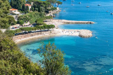 Güzel plajların ve Villefranche-sur-Mer 'in muhteşem denizinin havadan manzarası.