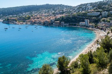 Güzel plajların ve Villefranche-sur-Mer 'in muhteşem denizinin havadan manzarası.