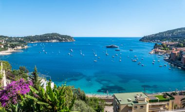 Güzel plajların ve Villefranche-sur-Mer 'in muhteşem denizinin havadan manzarası.