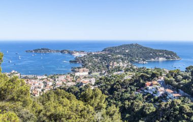 Mavi denizi ve güzel plajları olan Saint-Jean-Cap-Ferrat 'ın hava manzarası.