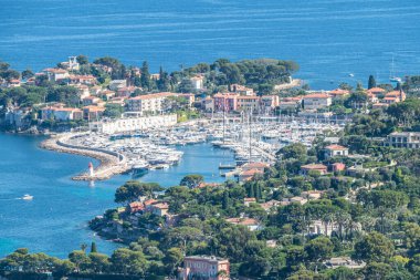 Mavi denizi ve güzel plajları olan Saint-Jean-Cap-Ferrat 'ın hava manzarası.